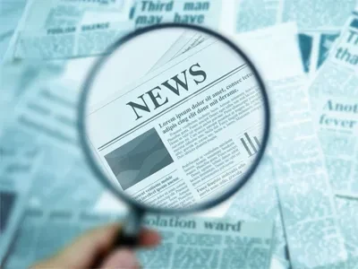 Санитарните работници се въоръжени, за да държат метлата в продължение на дес...