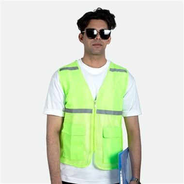 Трябва ли служителите на логистичните компании да носят светлоотразителни жил...