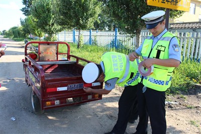 Малки светлоотразителни стикери, осветяват масите безопасно извън пътя