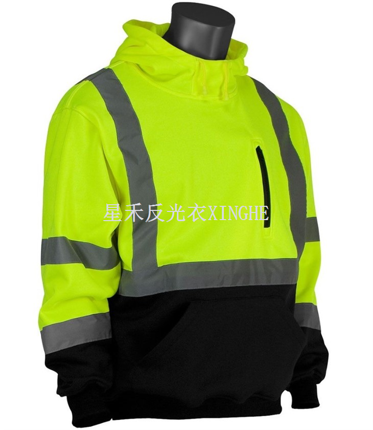 Светлоотразителен черен пуловер с качулка на долната част